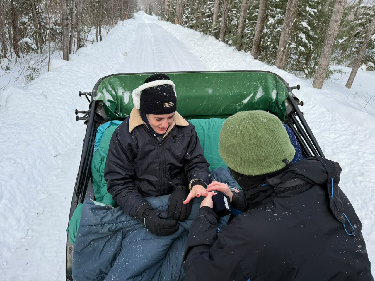 Alberto colocando el anillo a María José en un paseo por la nieve
