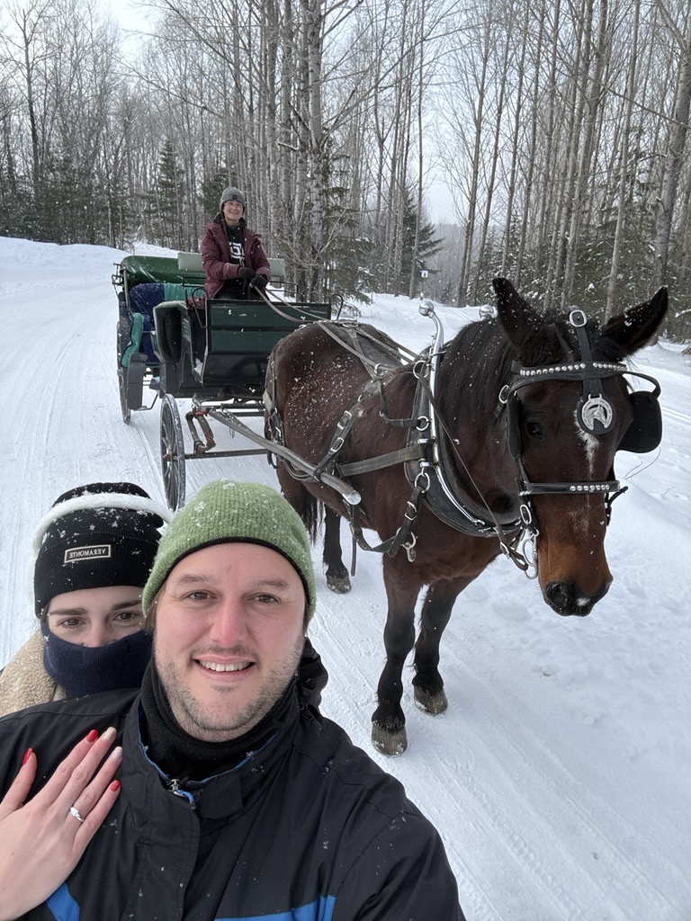 María José y Alberto junto al caballo y el trineo durante su paseo por la nieve